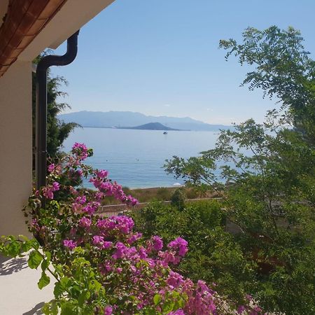 Luxury Family Beach Front Villa - Sunday Beach House Слатине Екстериор снимка