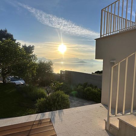 Luxury Family Beach Front Villa - Sunday Beach House Слатине Екстериор снимка