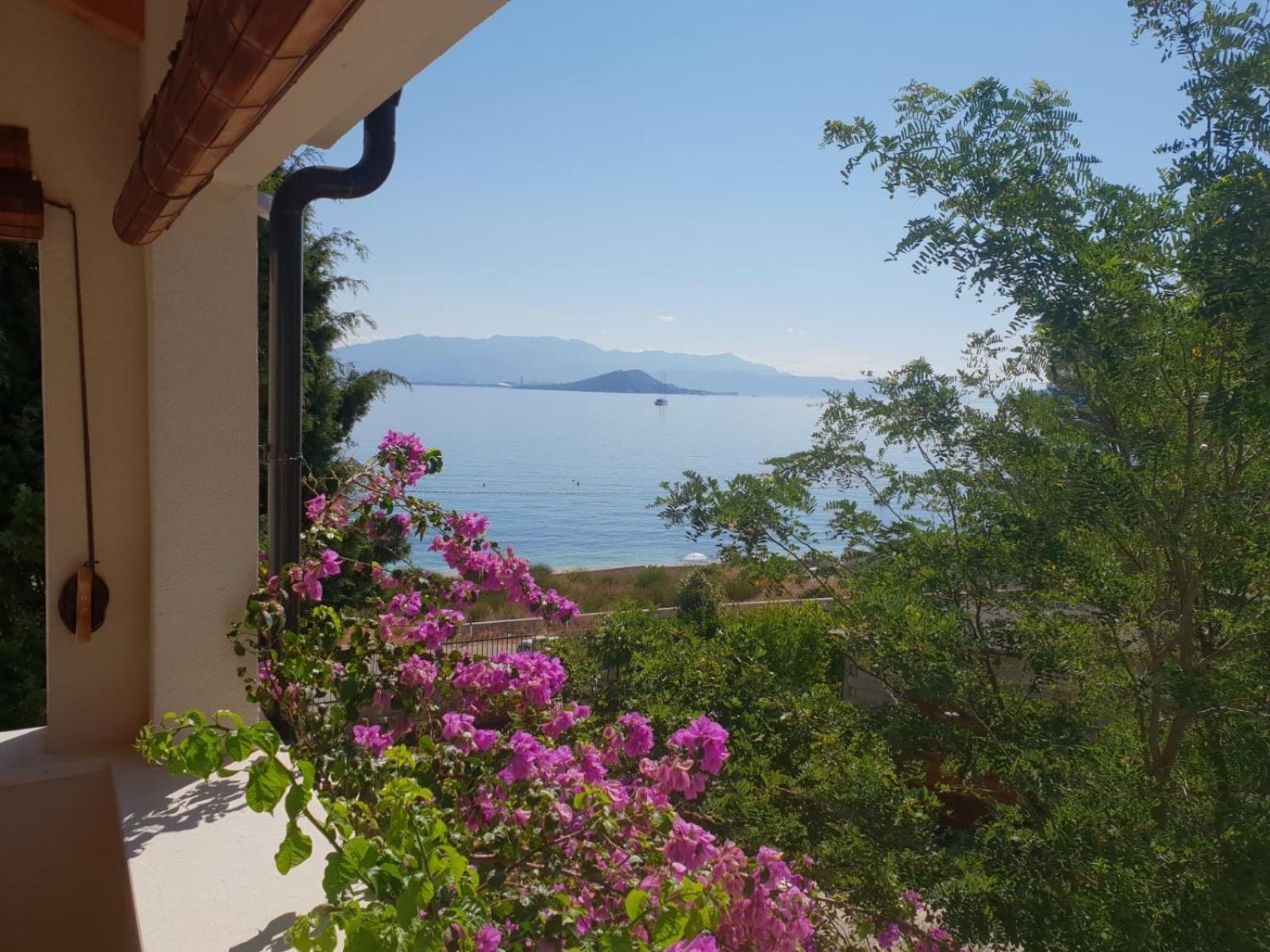 Luxury Family Beach Front Villa - Sunday Beach House Слатине Екстериор снимка