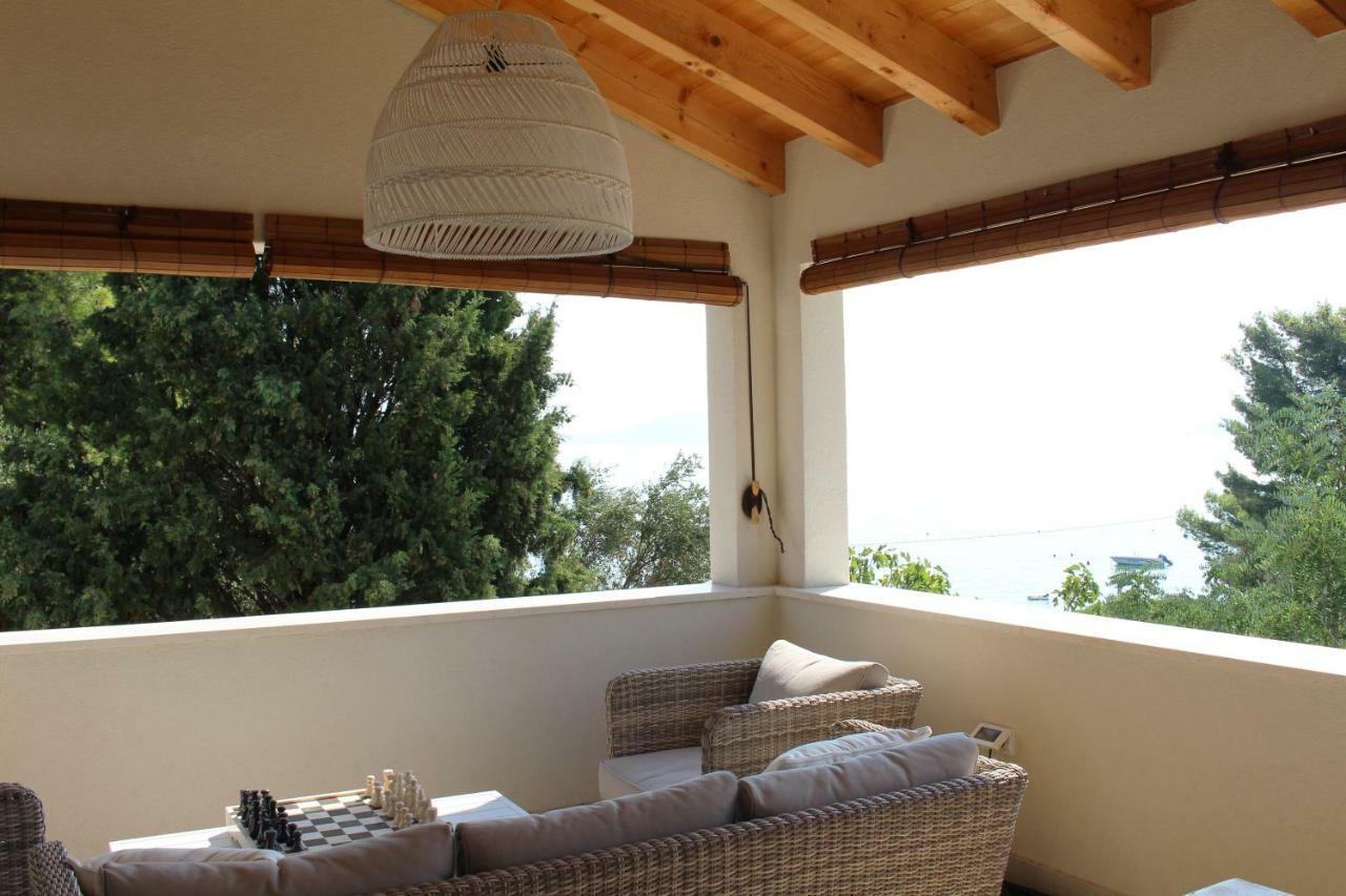 Luxury Family Beach Front Villa - Sunday Beach House Слатине Екстериор снимка
