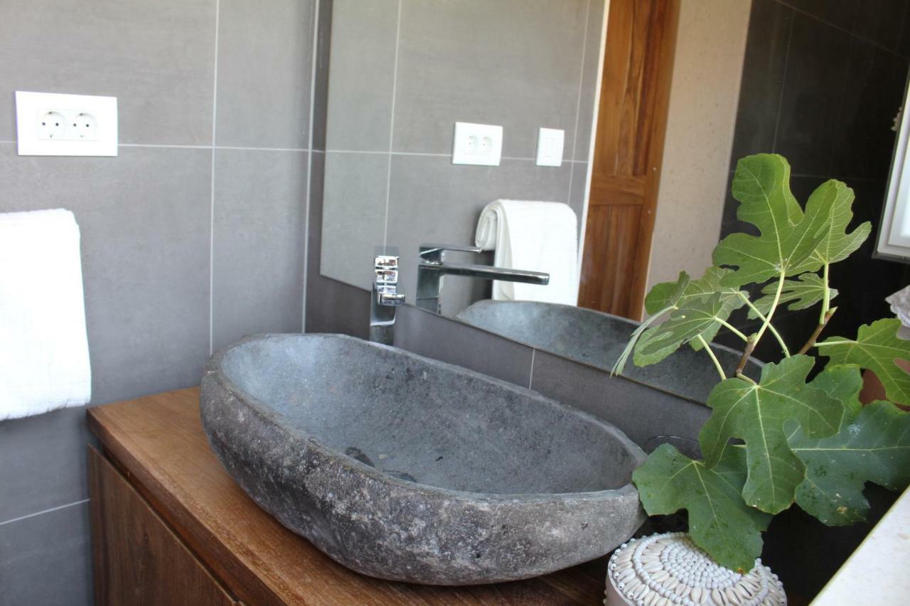 Luxury Family Beach Front Villa - Sunday Beach House Слатине Екстериор снимка