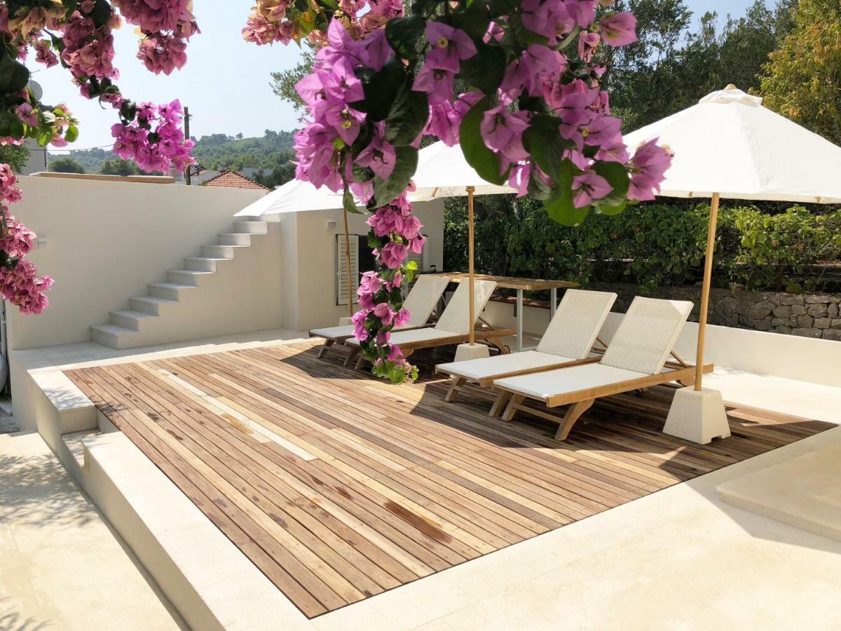 Luxury Family Beach Front Villa - Sunday Beach House Слатине Екстериор снимка