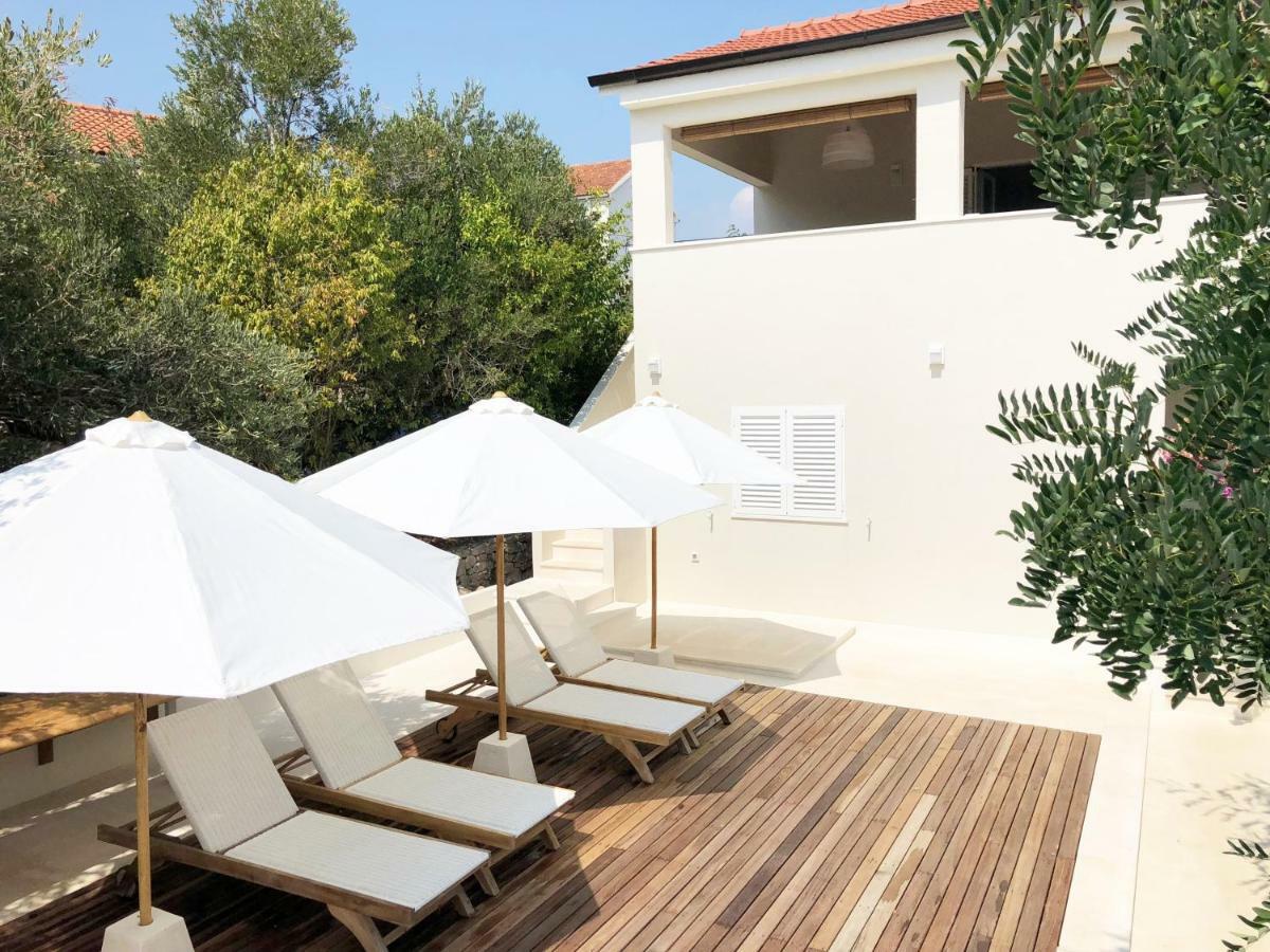 Luxury Family Beach Front Villa - Sunday Beach House Слатине Екстериор снимка
