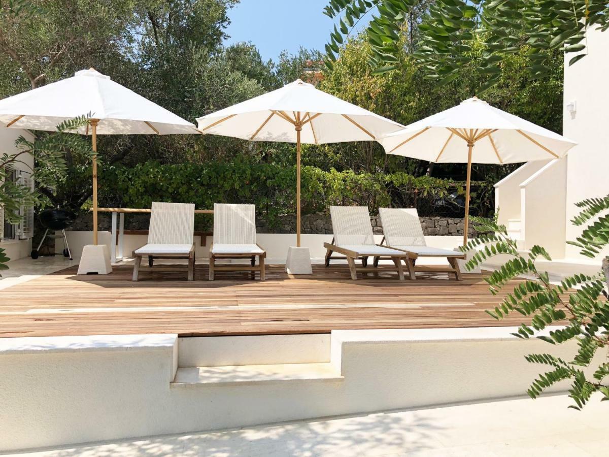 Luxury Family Beach Front Villa - Sunday Beach House Слатине Екстериор снимка