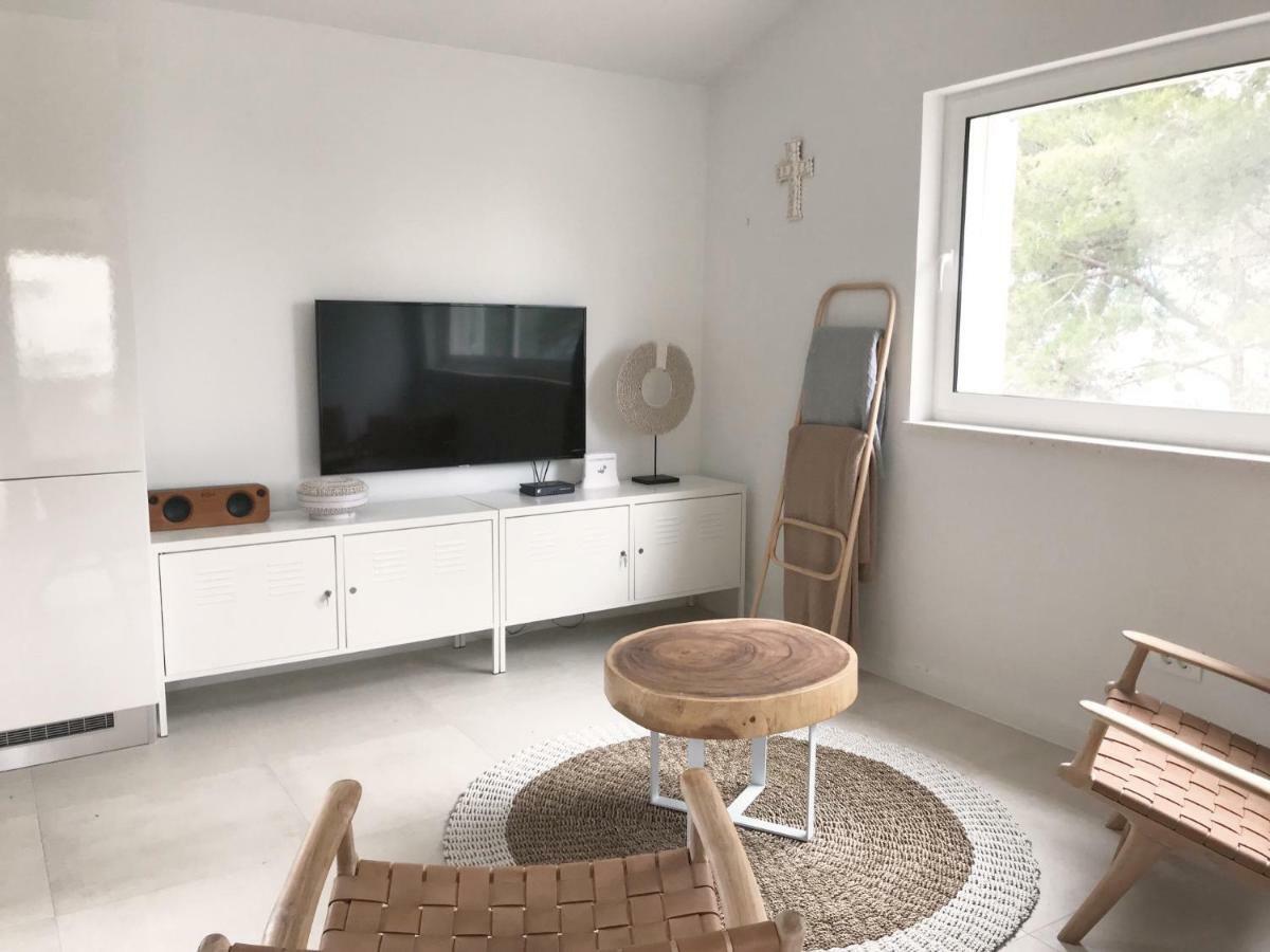 Luxury Family Beach Front Villa - Sunday Beach House Слатине Екстериор снимка