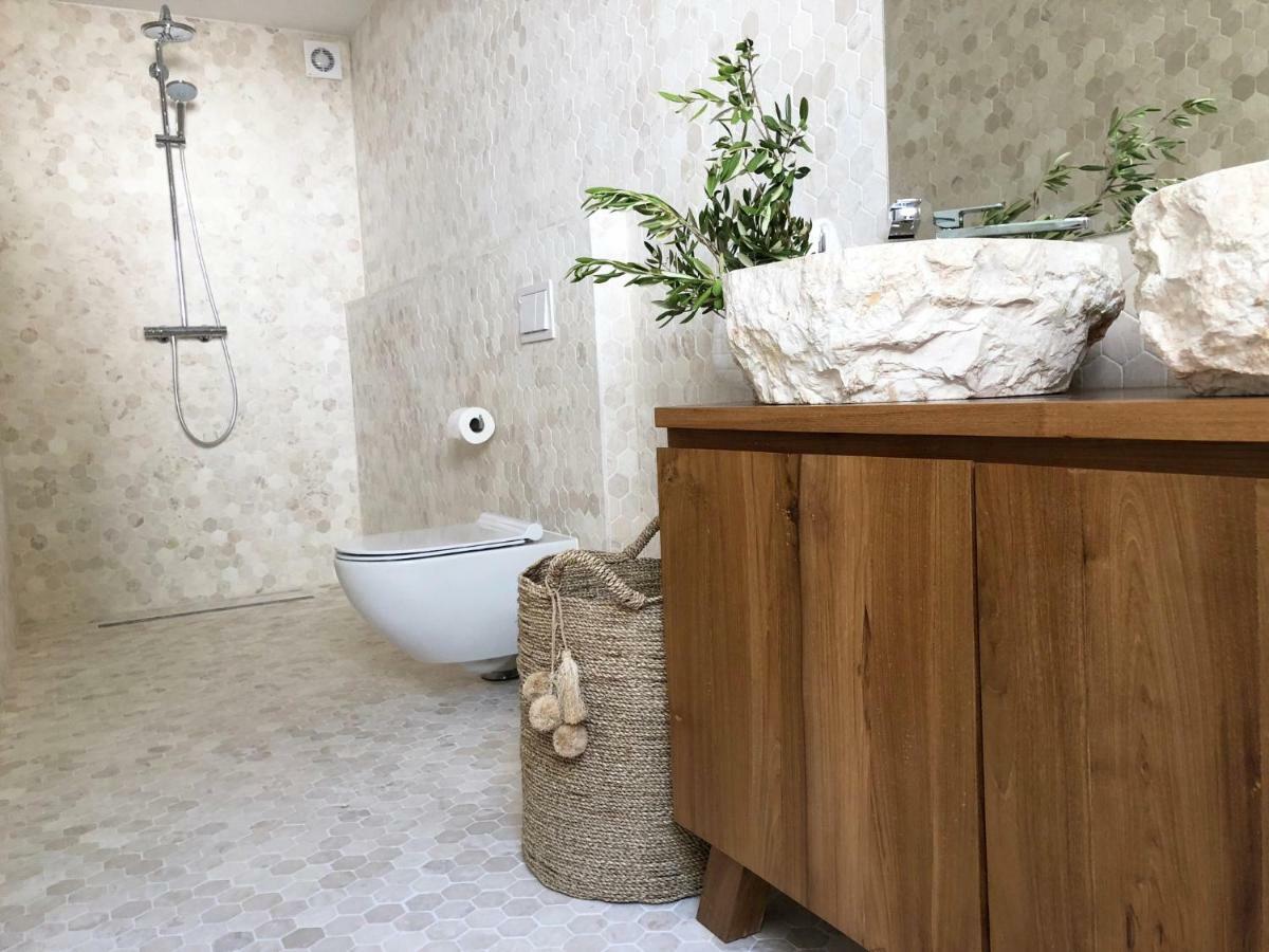 Luxury Family Beach Front Villa - Sunday Beach House Слатине Екстериор снимка