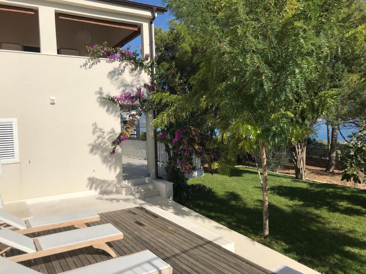 Luxury Family Beach Front Villa - Sunday Beach House Слатине Екстериор снимка