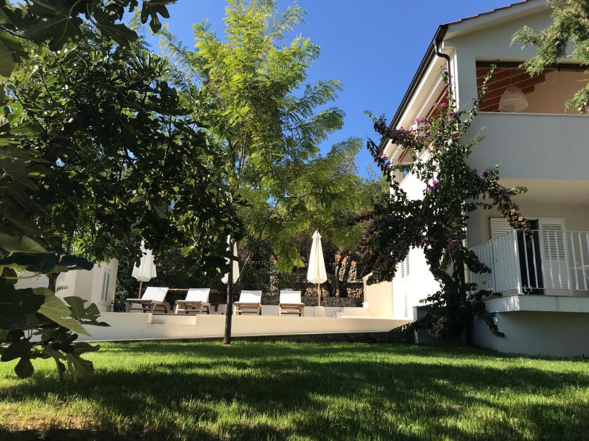 Luxury Family Beach Front Villa - Sunday Beach House Слатине Екстериор снимка